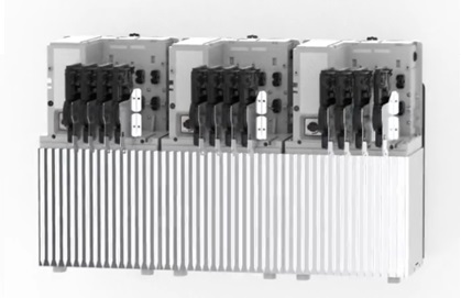 Naujajame „Enphase Encharge 10“ akumuliatoriuje yra 12 integruotų mikroinverterių, tiekiančių 3,8 kW galią ir 5,7 kW didžiausiąją galią