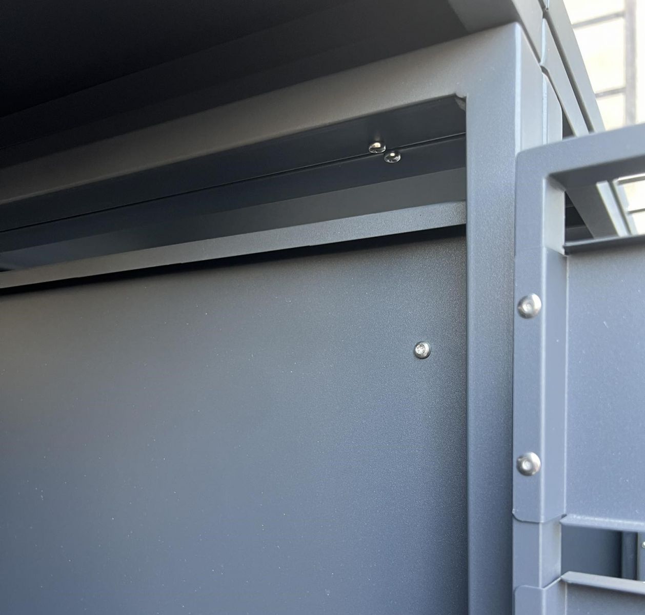 šiukšlių konteinerio pastogė