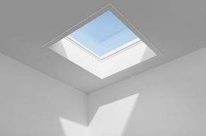 VELUX stogo langas plokščiam stogui lygiu stiklu CVP, elektrinis (įv. dydžiai)