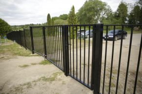 Metalinė 20x20 strypų tvora, 1500x2500 mm (uždara)