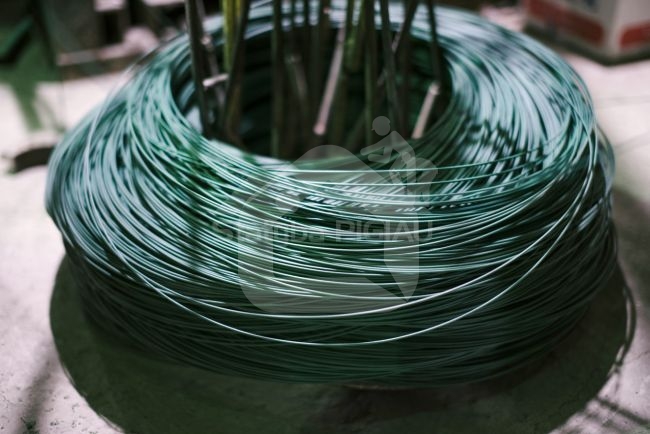 Tvoros tinklo įtempimo viela, ø3.30mm., PVC, 100m.