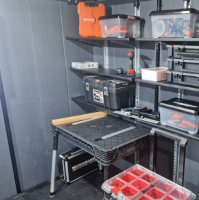 Pakabinama lentyna lauko sandėliukams KETER