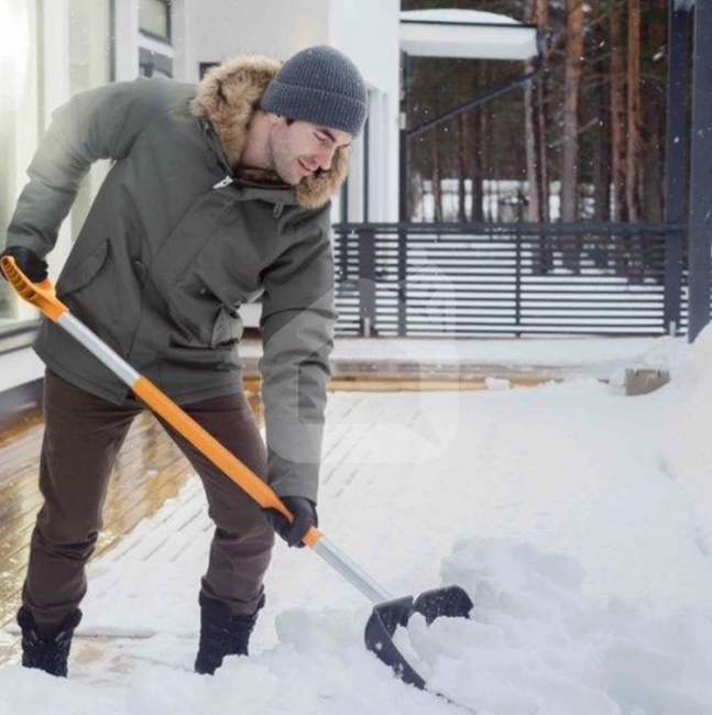 Sniego kastuvas Fiskars SnowXpert, 131x35 cm, plastikas