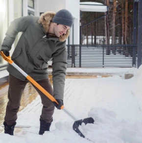 Sniego kastuvas Fiskars SnowXpert, 131x35 cm, plastikas