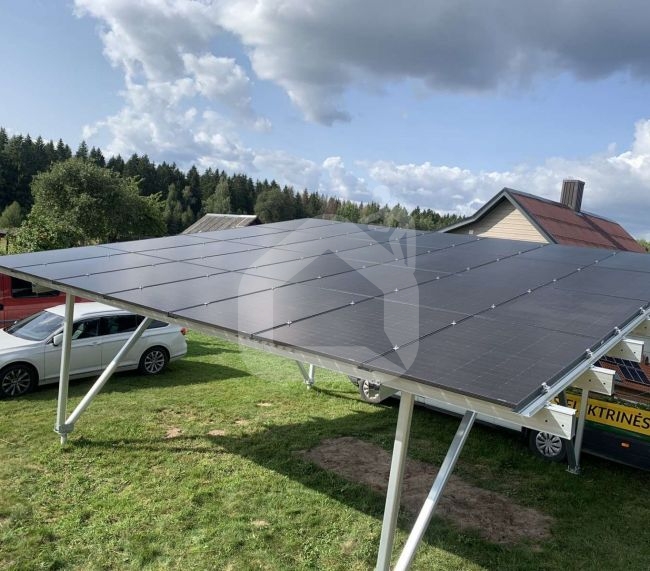 Dviejų automobilių stoginė saulės elektrinei