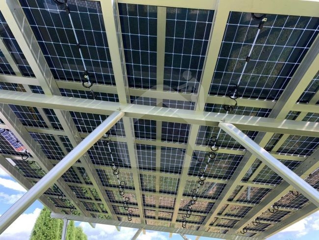 Dviejų automobilių stoginė saulės elektrinei