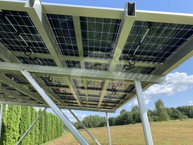 Dviejų automobilių stoginė saulės elektrinei