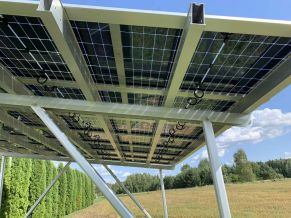 Dviejų automobilių stoginė saulės elektrinei