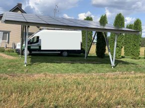 Dviejų automobilių stoginė saulės elektrinei
