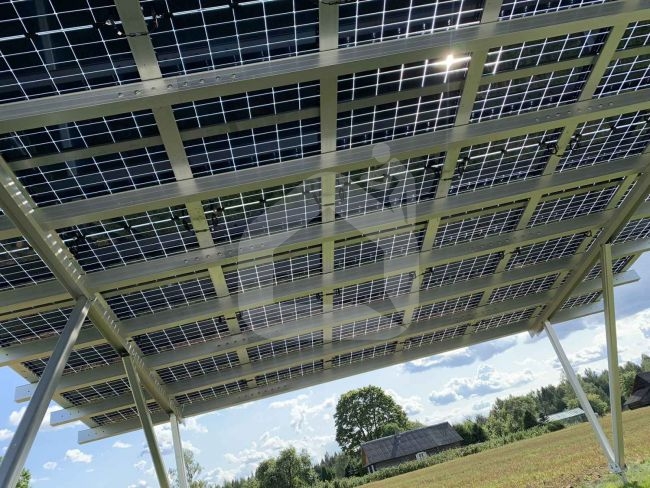 Dviejų automobilių stoginė saulės elektrinei