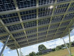 Dviejų automobilių stoginė saulės elektrinei